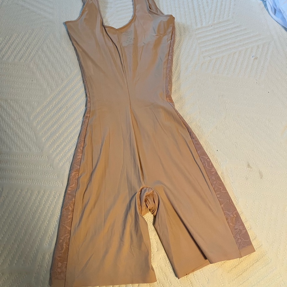Spanx Assets Women's Bodysuit Bustless in Nude Tan Mid thigh sz Small - Picture 5 of 9